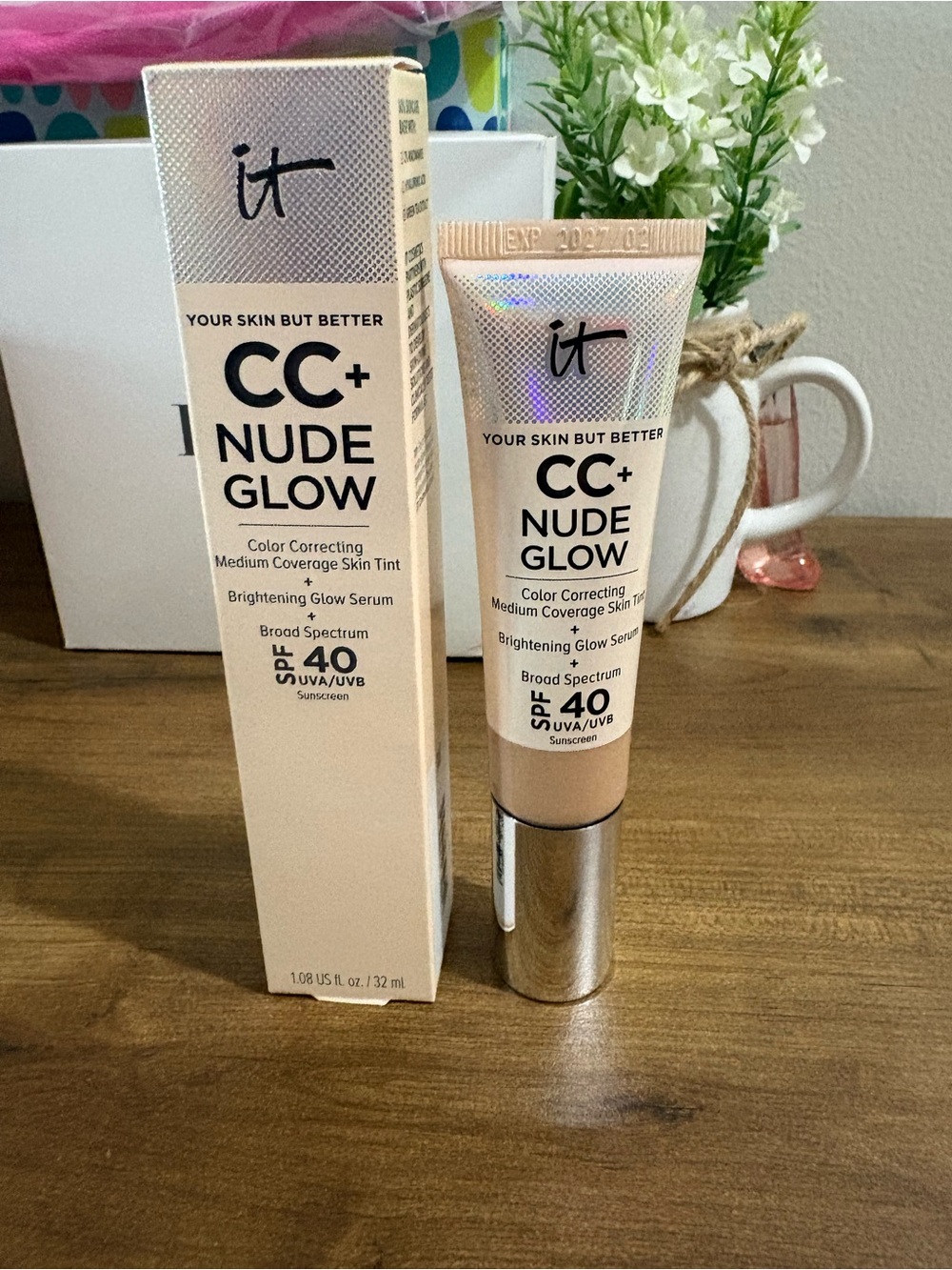 IT Cosmetics CC+ Nude Glow Foundation + Glow SPF 40- Light and Makeup Bag Bundle - Picture 7 of 16